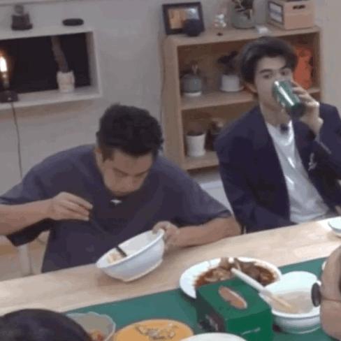 王鹤棣出席活动微博惊艳,王鹤棣一夜爆红的反应