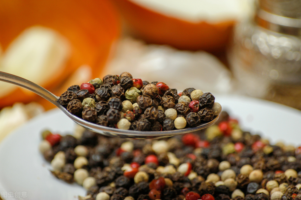 黑白胡椒的调味区别,黑白胡椒粉做菜味道的区别