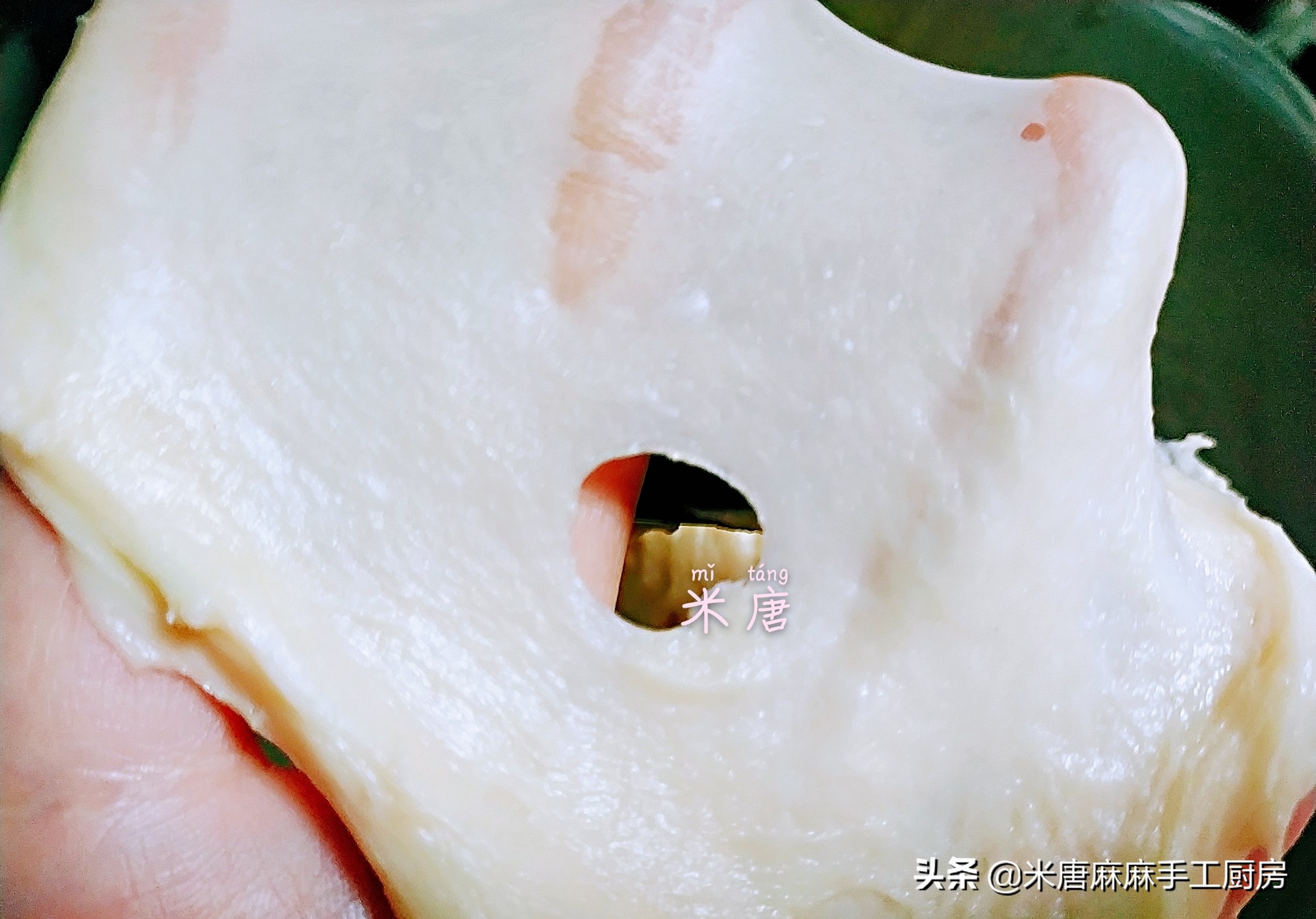 米唐麻麻玩转面团：#吐司日记#芋泥肉松吐司