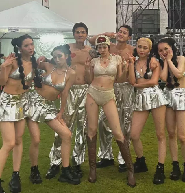 泫雅演唱会吊带带子,泫雅在舞台上跳舞意外曝光