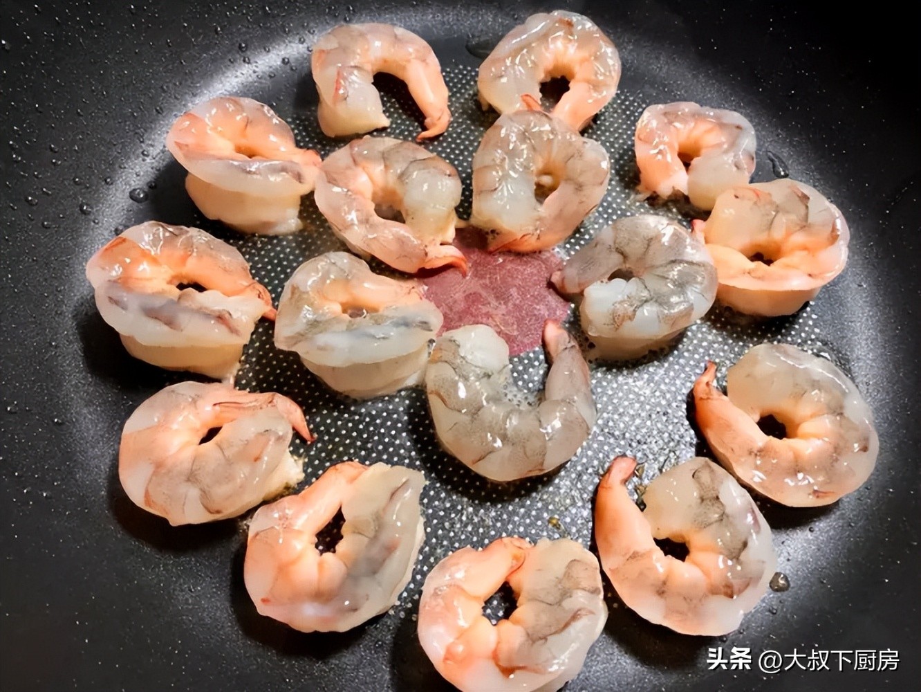 湘菜腰果虾球做法,凤梨虾球果香与肉香的完美融合