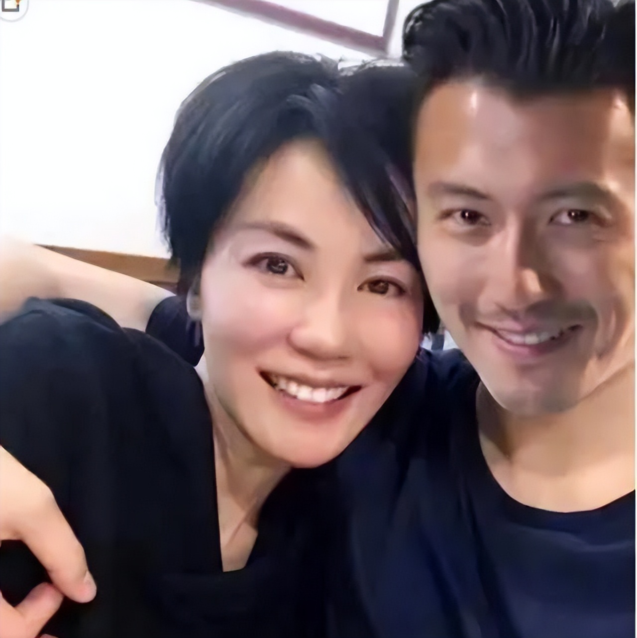 王菲谢霆锋罕见秀恩爱场面,王菲谢霆锋高调秀恩爱