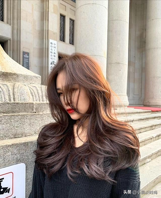 适合肤色偏黄今年流行发色,褪色也好看显白的低调发色