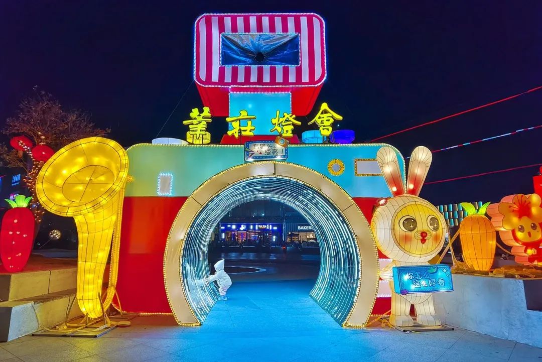 上海游客豫园观赏新年灯会,正月十五元宵节上海哪里有灯会