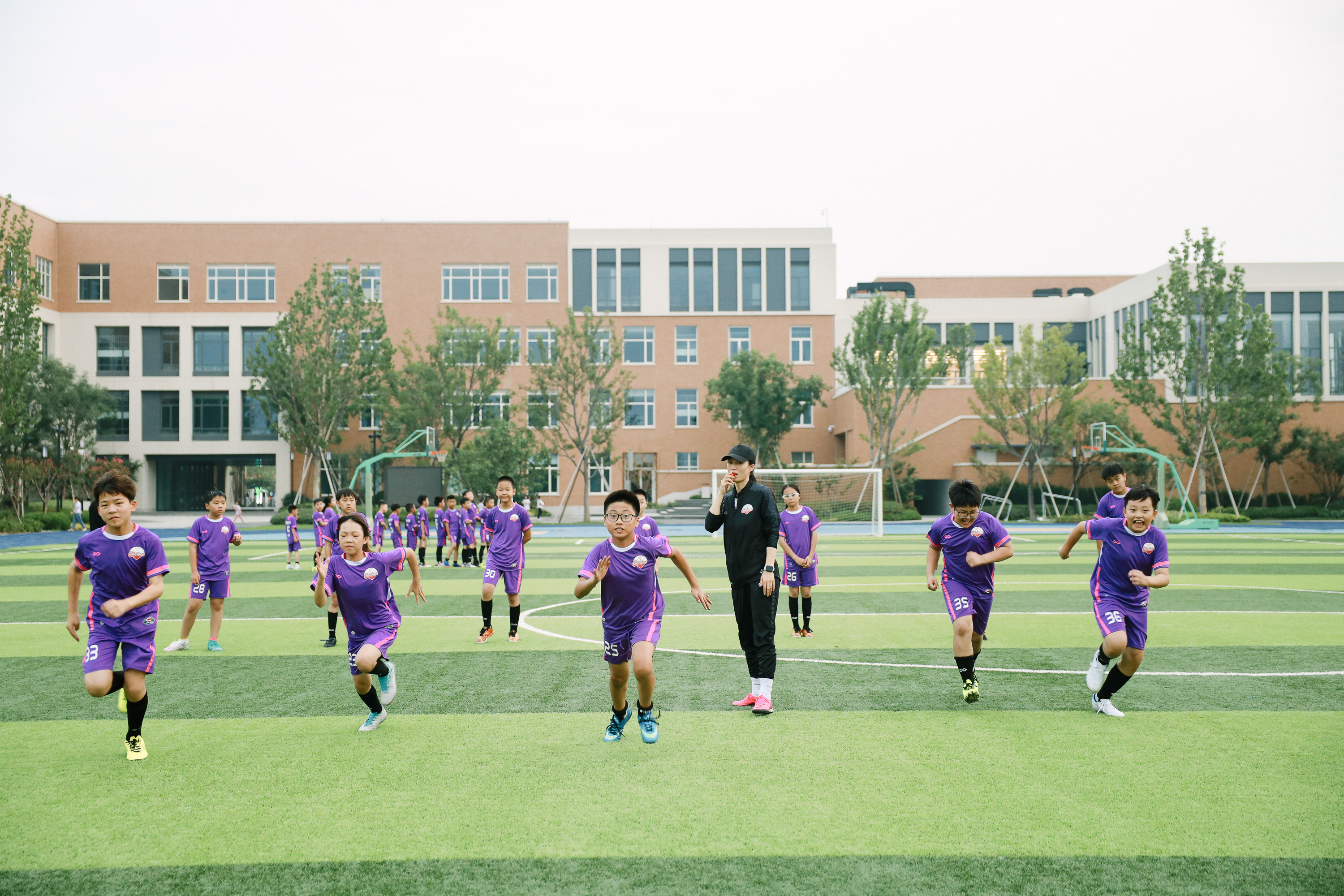 刚入足球队,刚入门踢球