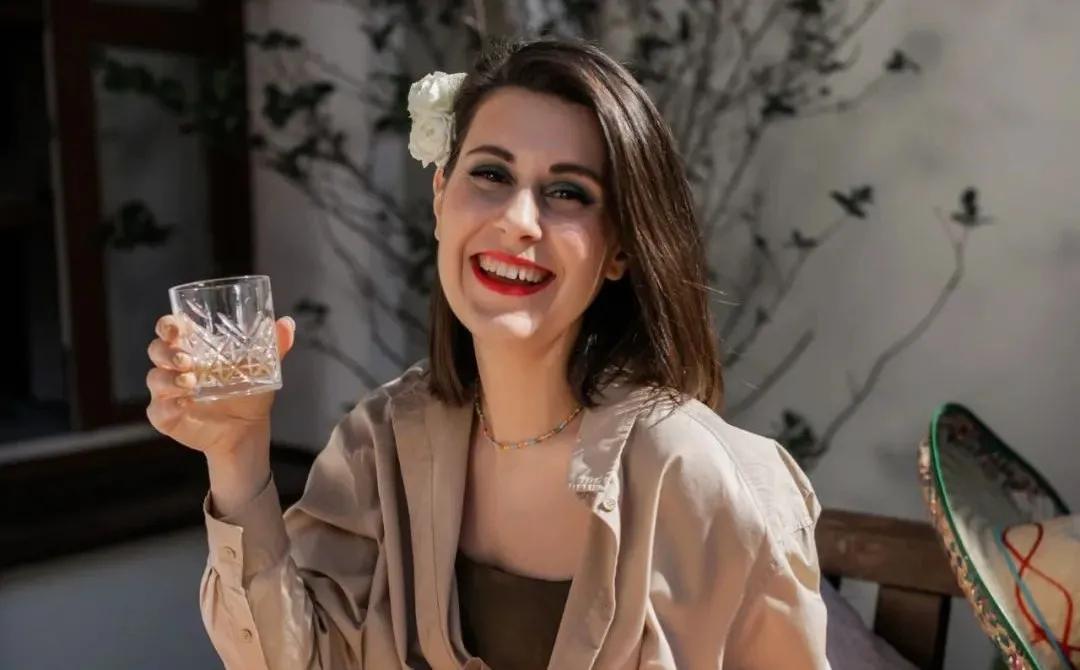 坐车闻汽油味晕车怎么办,闻着车里的味道晕车可以学开车吗