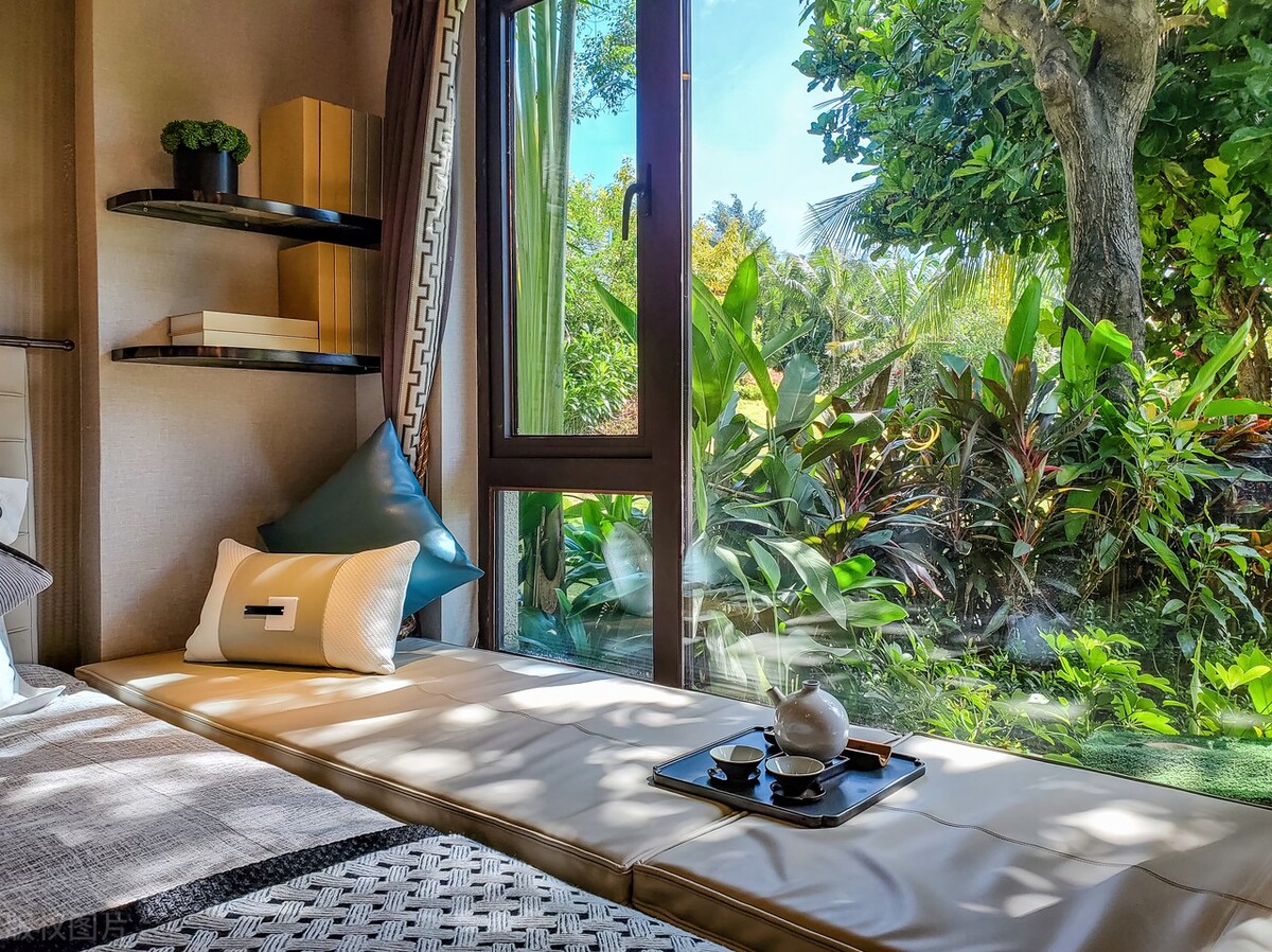 跑了10个工地现场,我终于明白了实木烤漆窗套和不锈钢窗套的区别