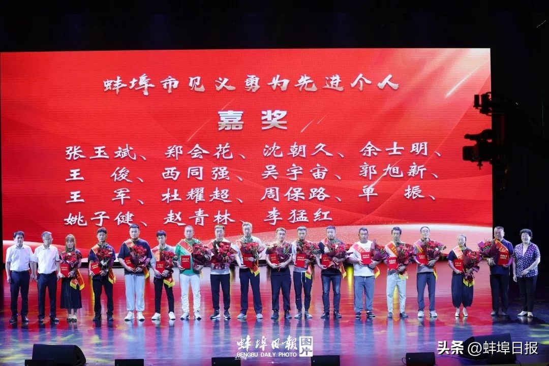 致敬英雄缅怀前行,缅怀英雄向他们致敬