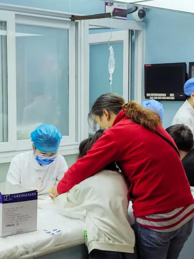 圈圈儿来回换药儿童吊瓶滴得很慢一滴