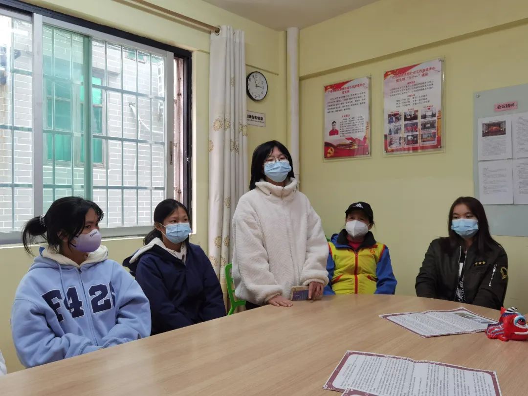 手提花灯探南源，共迎新春乐开颜