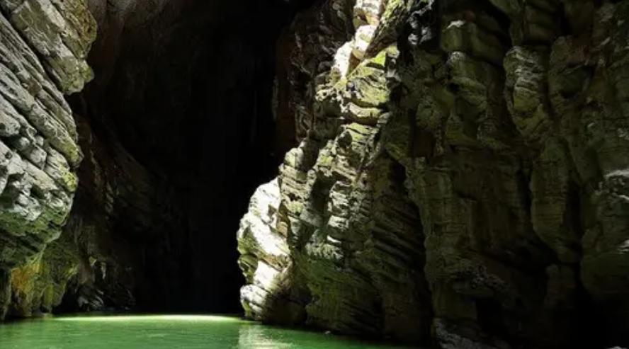 美国男子进入无人区视频,美国男人进入神秘洞穴探险