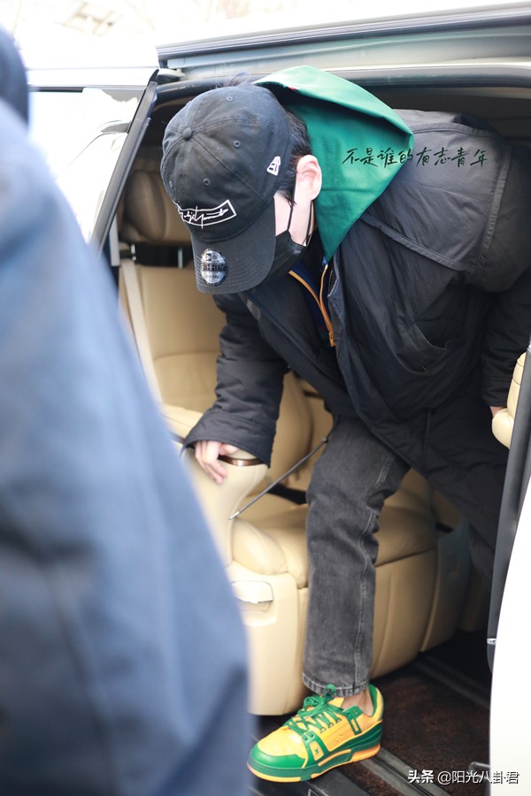 央视春晚第三次联排邓超,赵丽颖朱一龙现身春晚联排