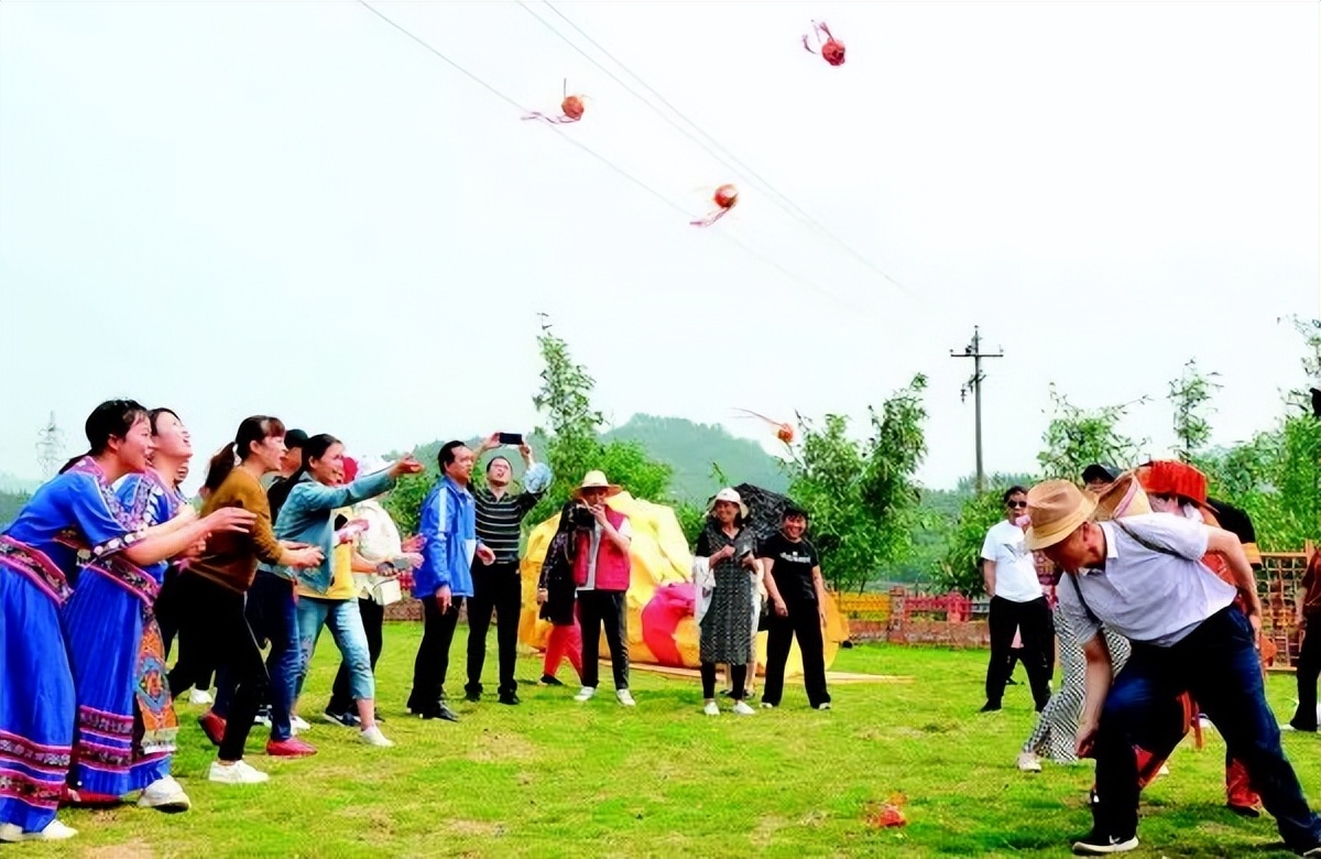 氛围感拉满游客打卡,三月三假期首日桂林街头人山人海