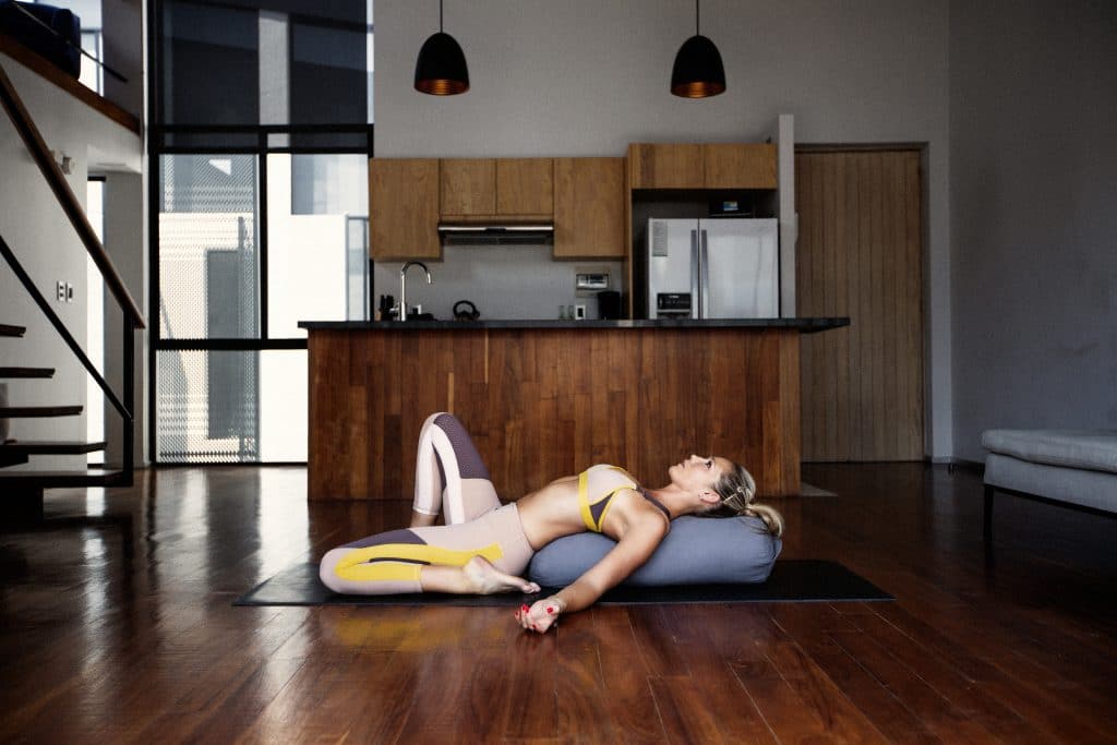 阴式瑜伽体式大放松式,髋关节屈曲伸展瑜伽体式