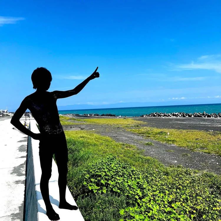 日本小哥在身上涂油漆,小哥把世界上最黑的颜料涂在身上