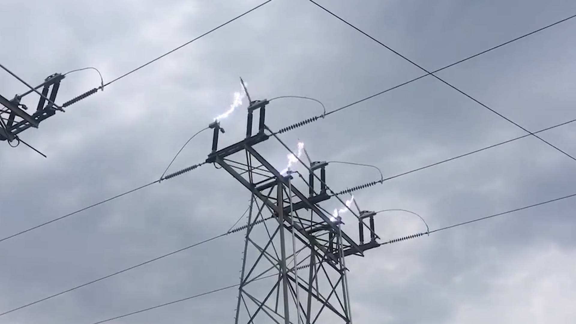 高铁供电怎么只有一根高压线,高铁是怎么供电的会漏电呢