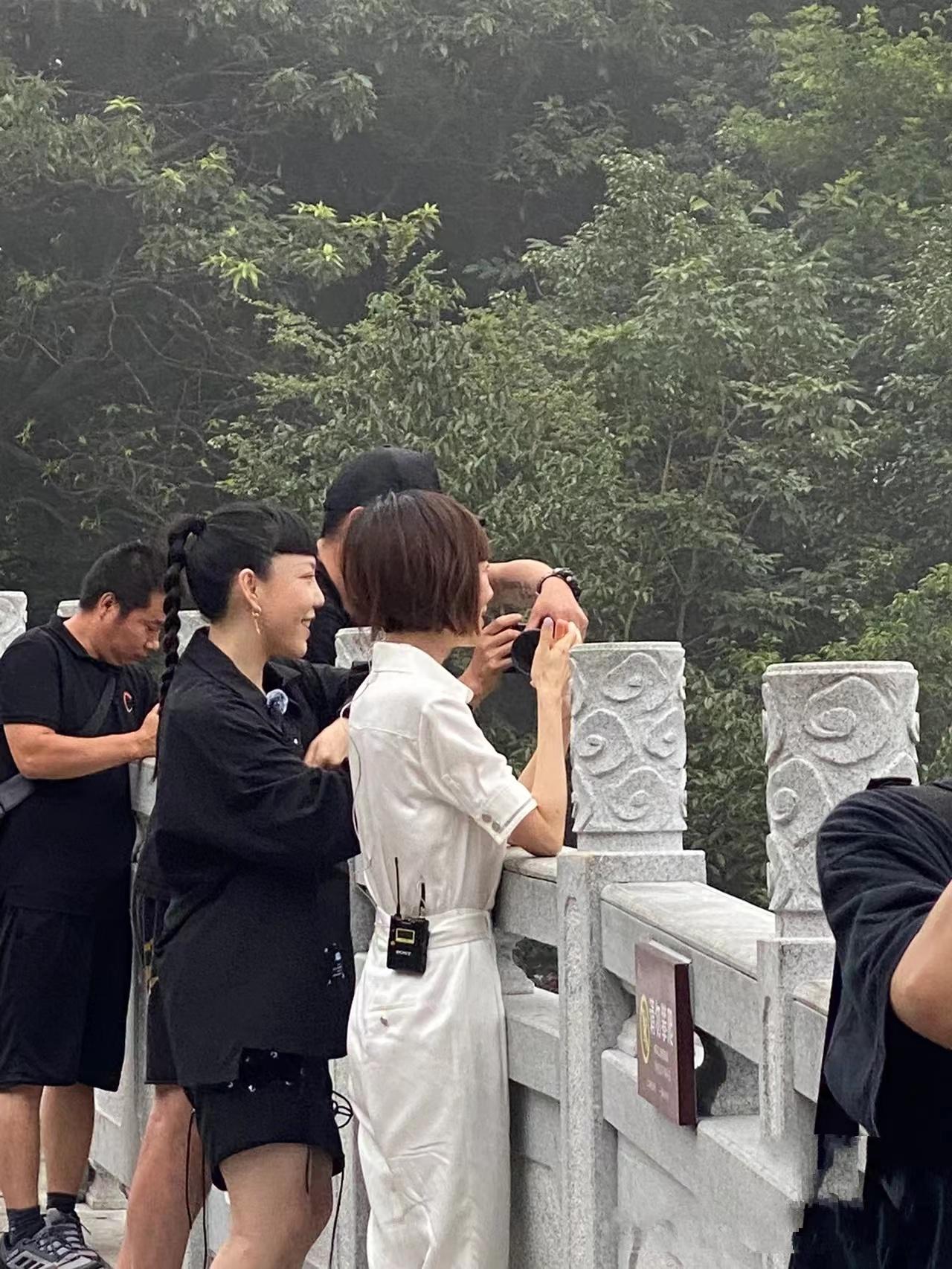 鲁豫瘦的显老态,鲁豫现身机场瘦得像火柴