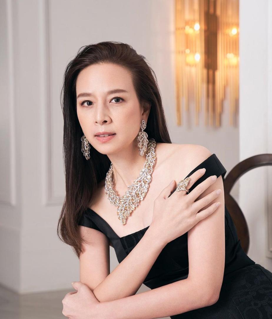 56岁泰国第一名媛：带球队打入世界杯，还是泰王“白月光”?