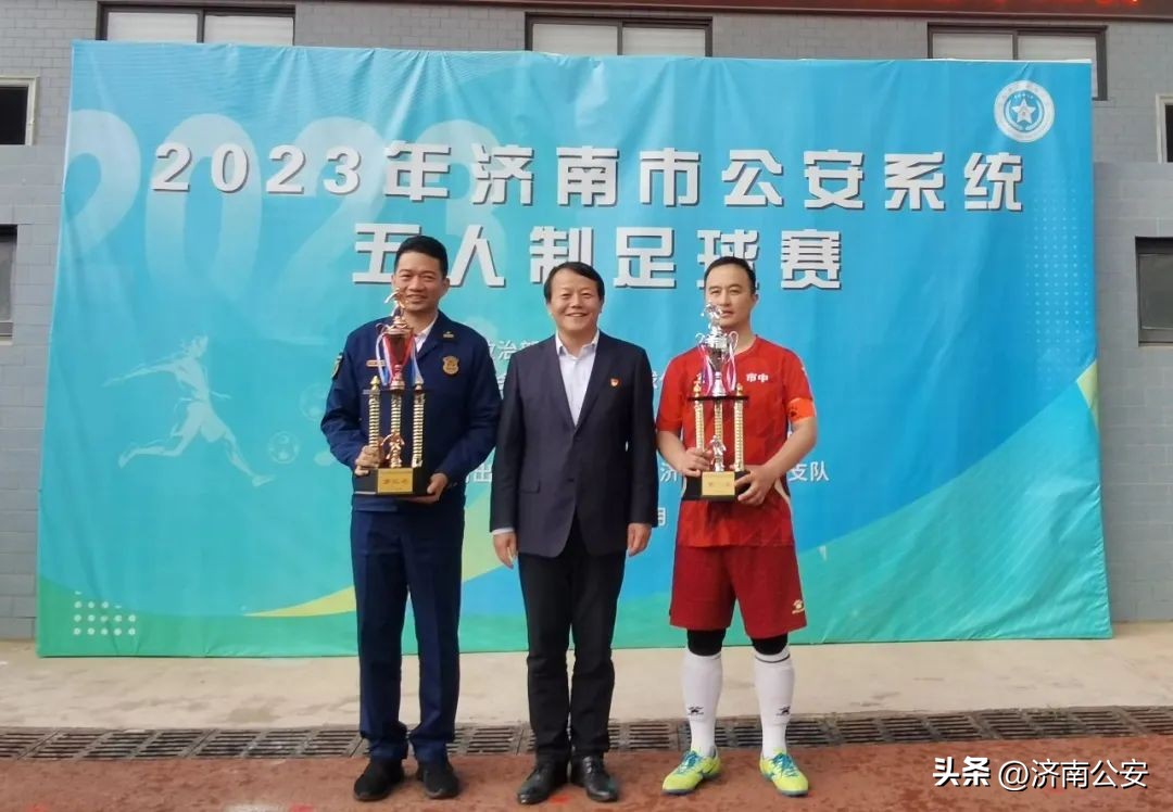 瞧瞧～警察队伍里的“足球小子”！