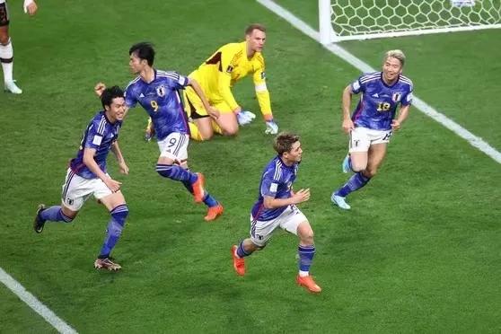 国足球员哭的场面,国足打平日本后日本球迷的反应