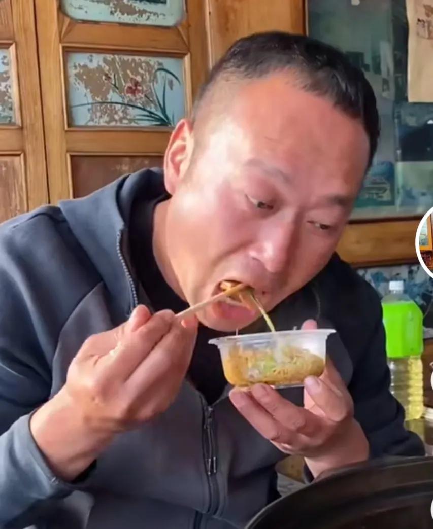 张同学与李子柒视频拍摄对比,李子柒张同学为什么会红