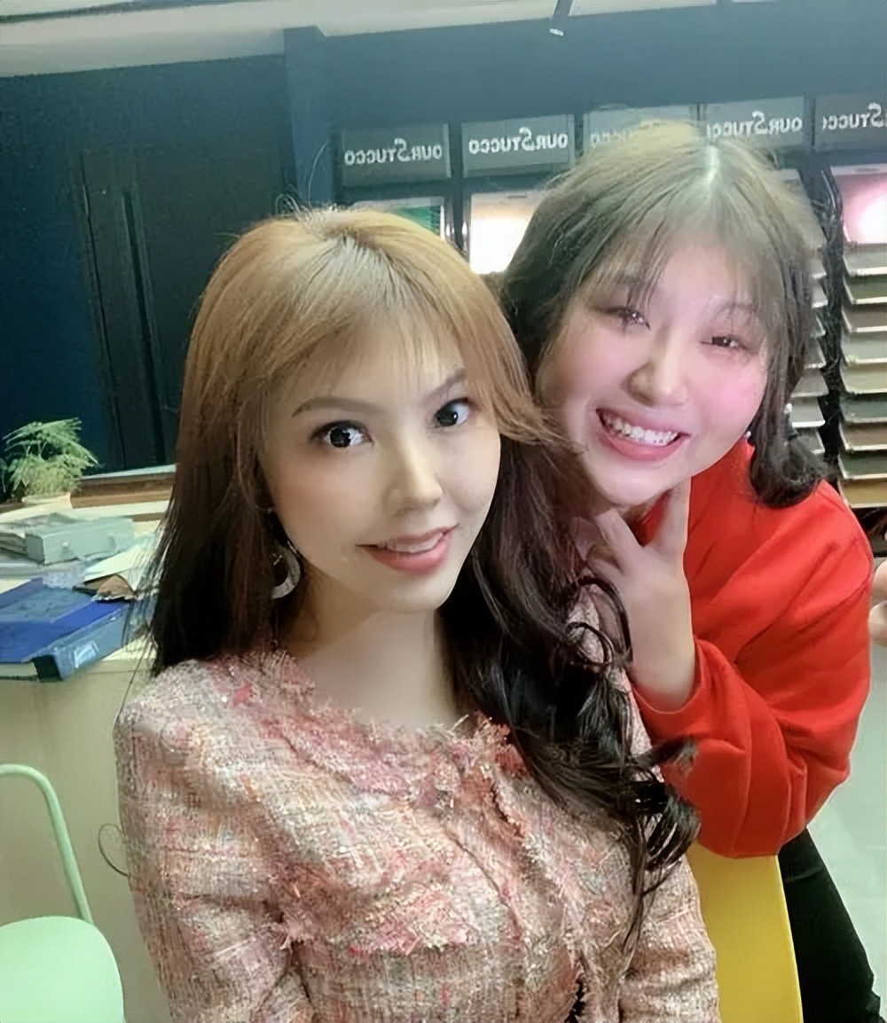 摸腿、陪酒、绝育、自杀，娱乐圈的*规则潜**，“毁”了多少女孩？