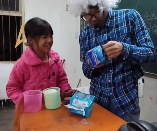 广西：一位男老师给学生发卫生巾，并在课堂上讲解卫生巾的用途