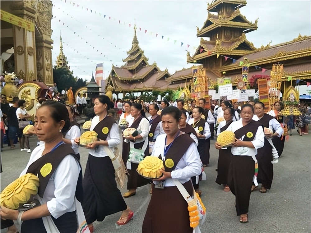 云南西双版纳傣族泼水节一览表,西双版纳一年一度的傣族泼水节