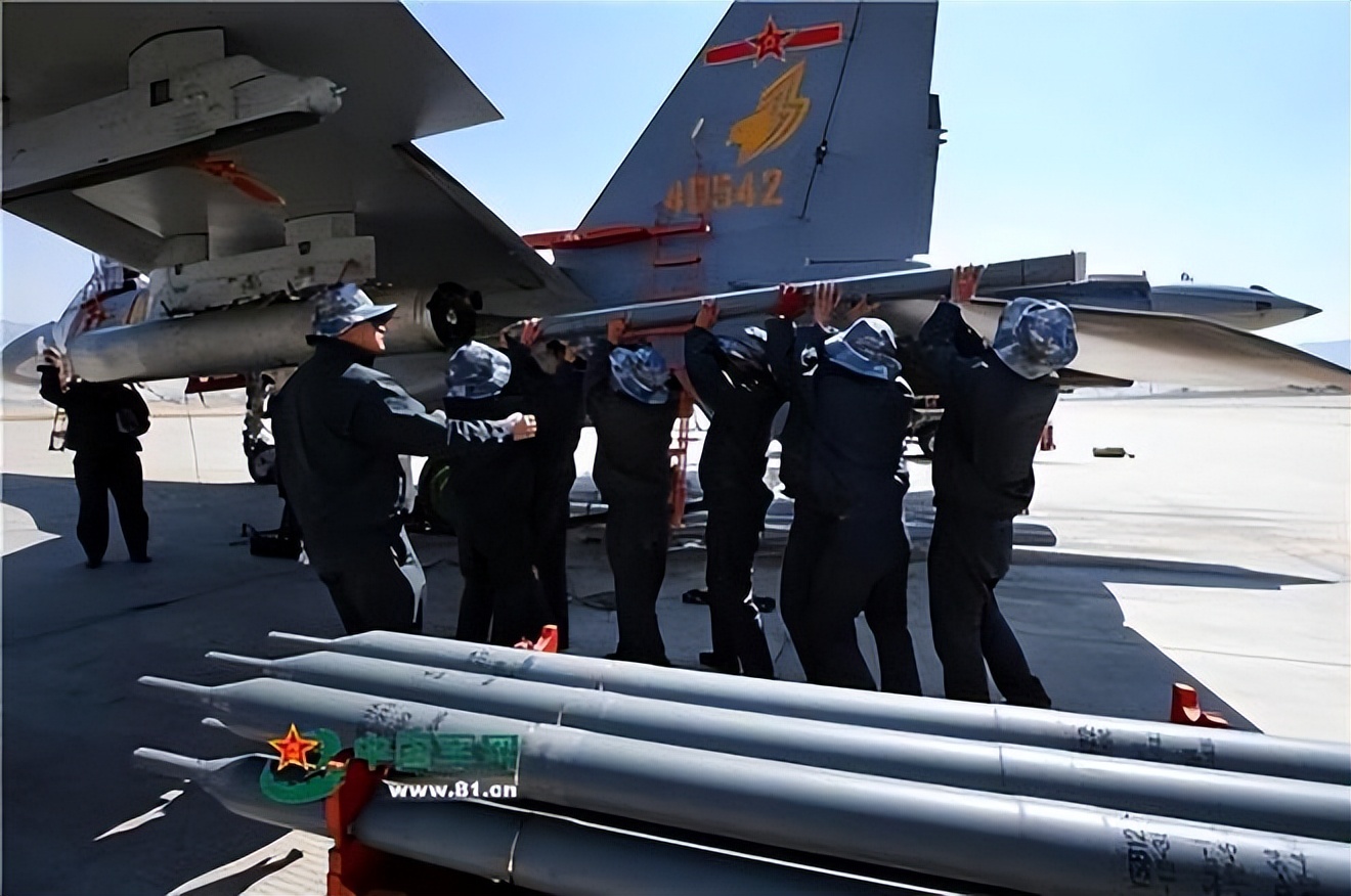 乌军进攻堑壕被反步兵地雷炸死,乌军士兵冲锋被友军手榴弹击中