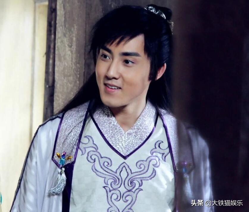 同样是演“俏罗成”，有人俊而不娘，有人油腻耍帅，放一起差距大