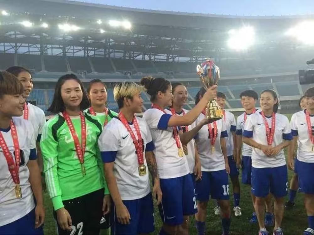 大反转！女足球员家遭强拆，邻居爆料：她家占山盖房，拿铁棍打人