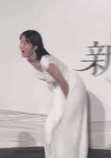 明星红毯摔倒搞笑尴尬,明星走红毯摔了一跤搞笑