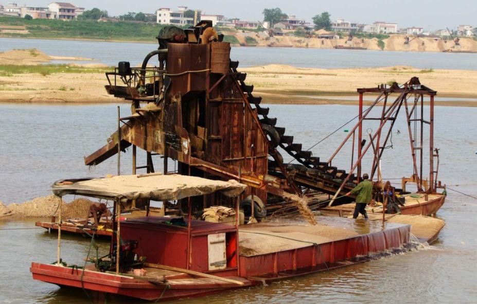 海滩撸铁,在海滩中撸铁棒赚钱