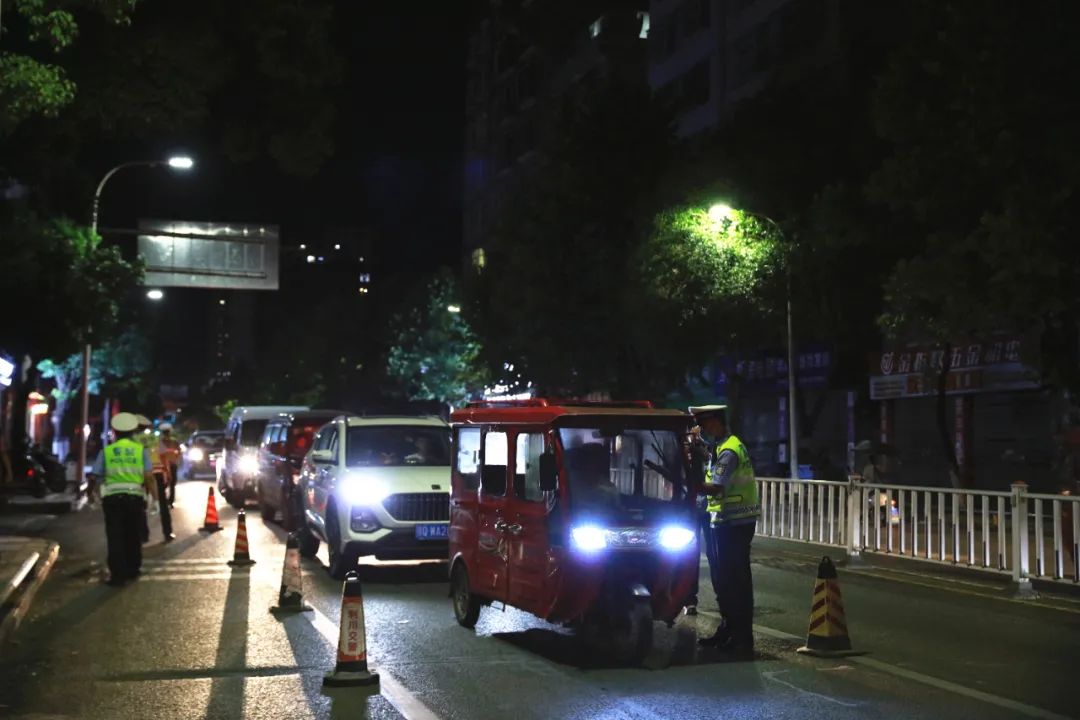【夏季治安打击整治“百日行动”】当晚抓获65人！恩施公安开展夏夜治安巡查宣防第二次集中统一行动