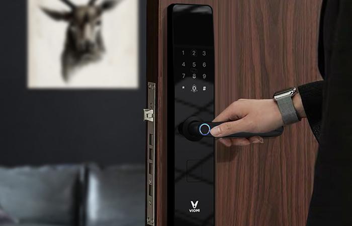 智能锁锁不住外面可以直接打开,被智能密码锁锁在家里怎么办