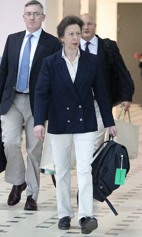 这位公主奶奶太会穿：72岁穿金戴帽，优雅贵气一眼看见