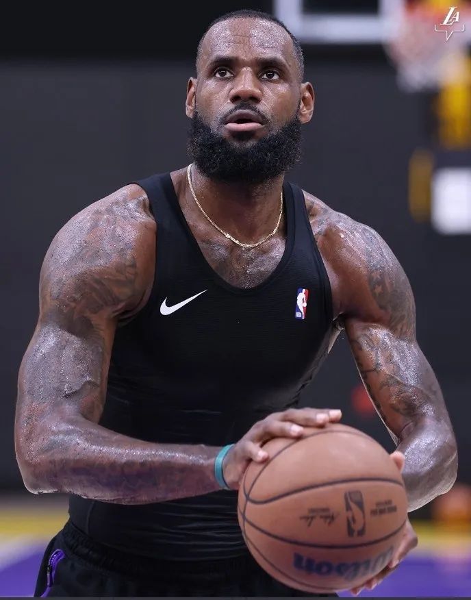 詹姆斯2年8500万续约湖人了吗,詹姆斯2年9710万续约湖人算高吗