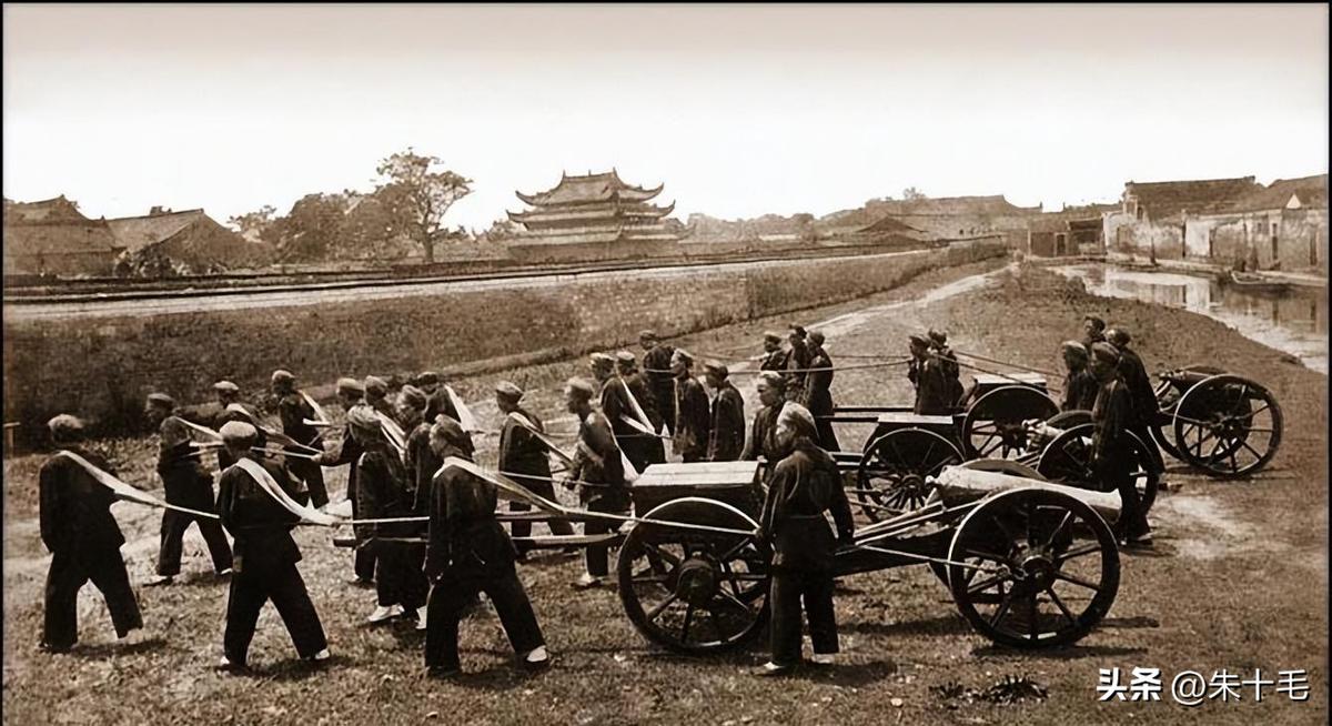 高清老照片：旗人格格大腿岔开豪放洗衣，地主三妻四妾不输女明星