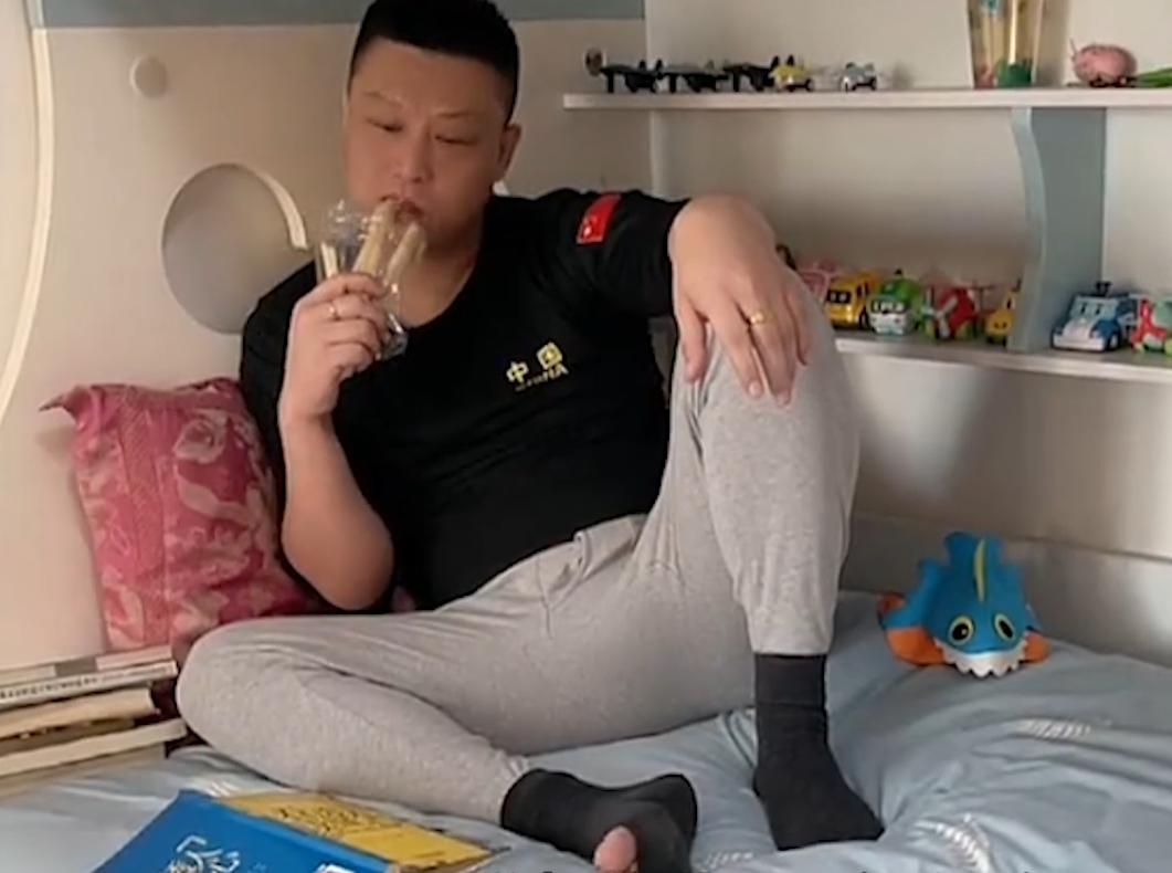 男德天花板明明，全网“反恐婚第一人”，疼媳妇是作秀还是真爱？