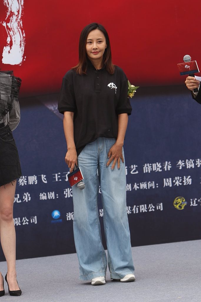 马雅舒淡妆出镜，满脸的坑洼，除了皮肤黑就是皱纹多