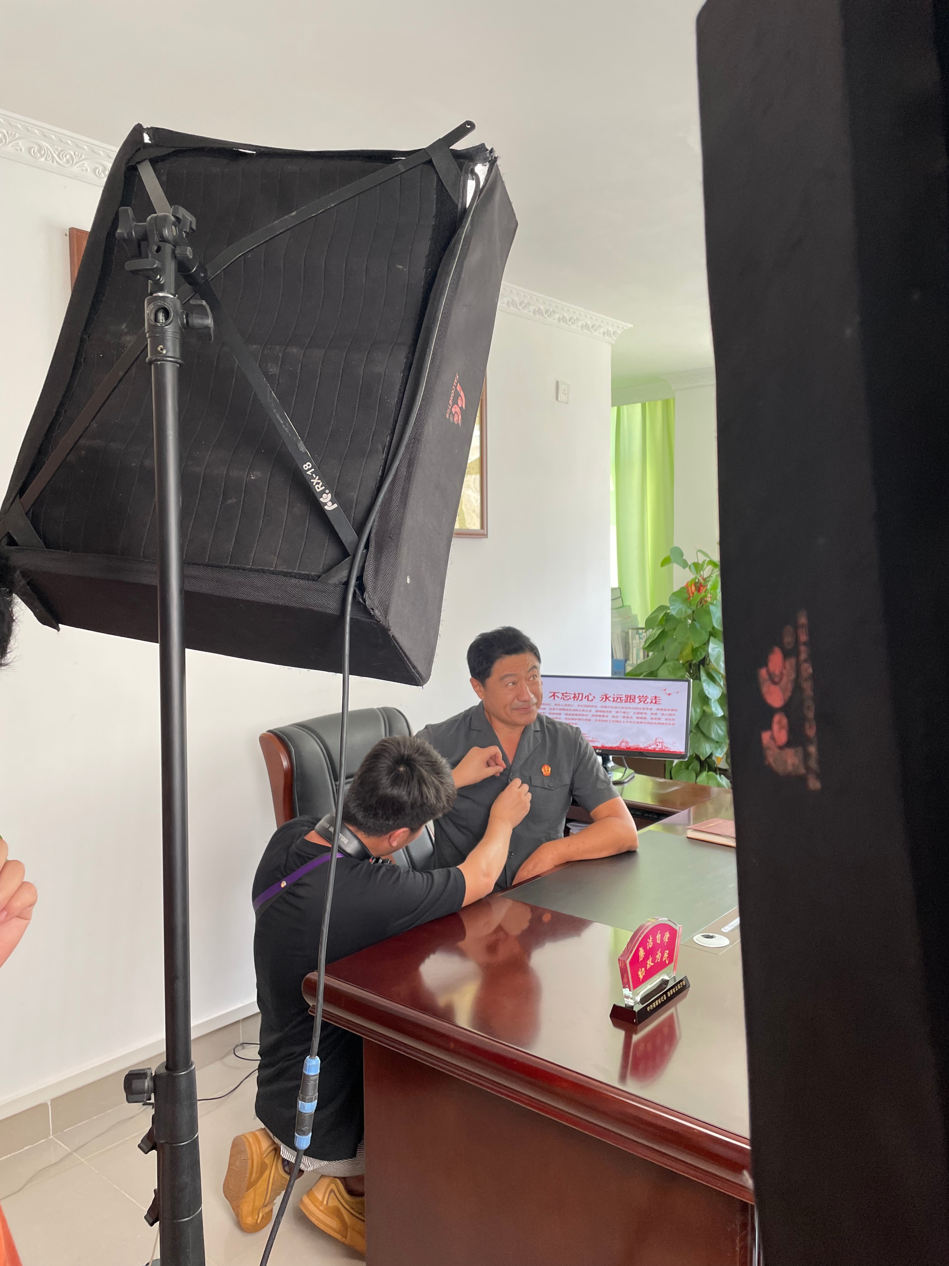 五指山市人民法院普法微电影《解套》高清剧照释出，首部“套代购”题材影片引爆期待值