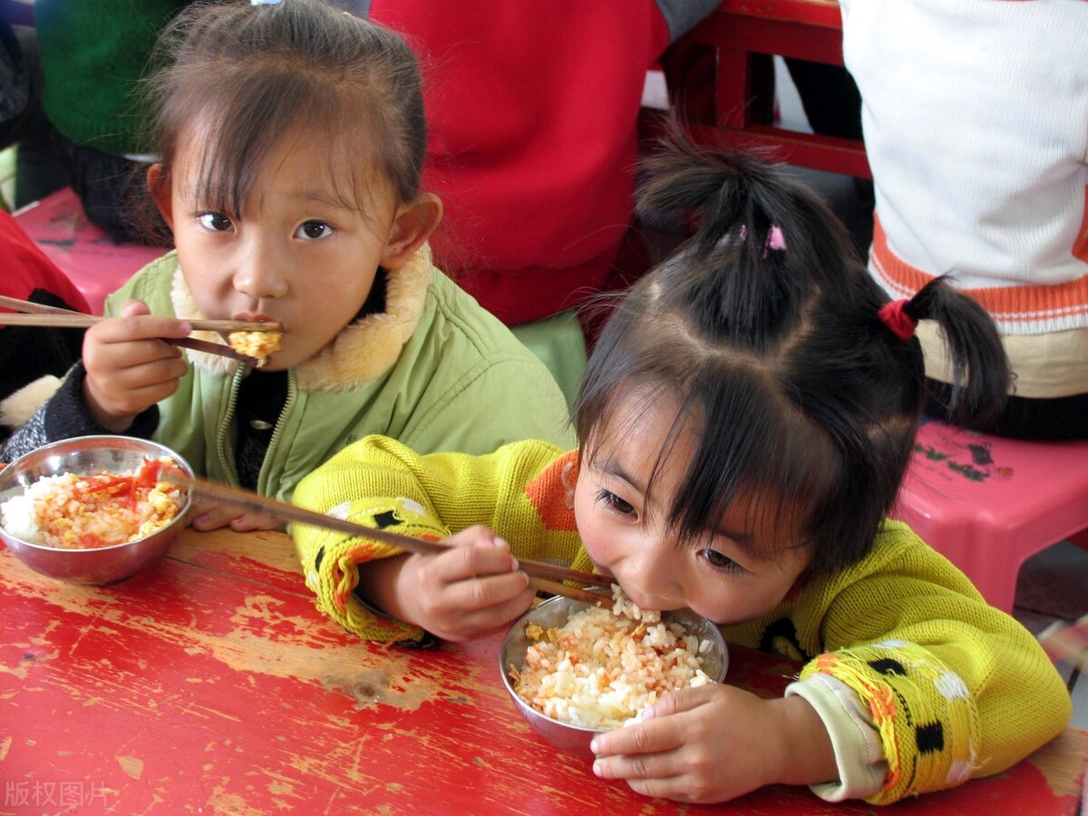 三岁孩子不好好吃饭要喂怎么办,孩子3岁还不会吃饭怎么办