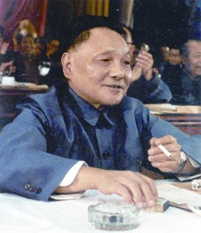 伟人与香烟：毛*东泽**吸百家烟，*小平邓**吸烟被递条，为戒烟吃花生