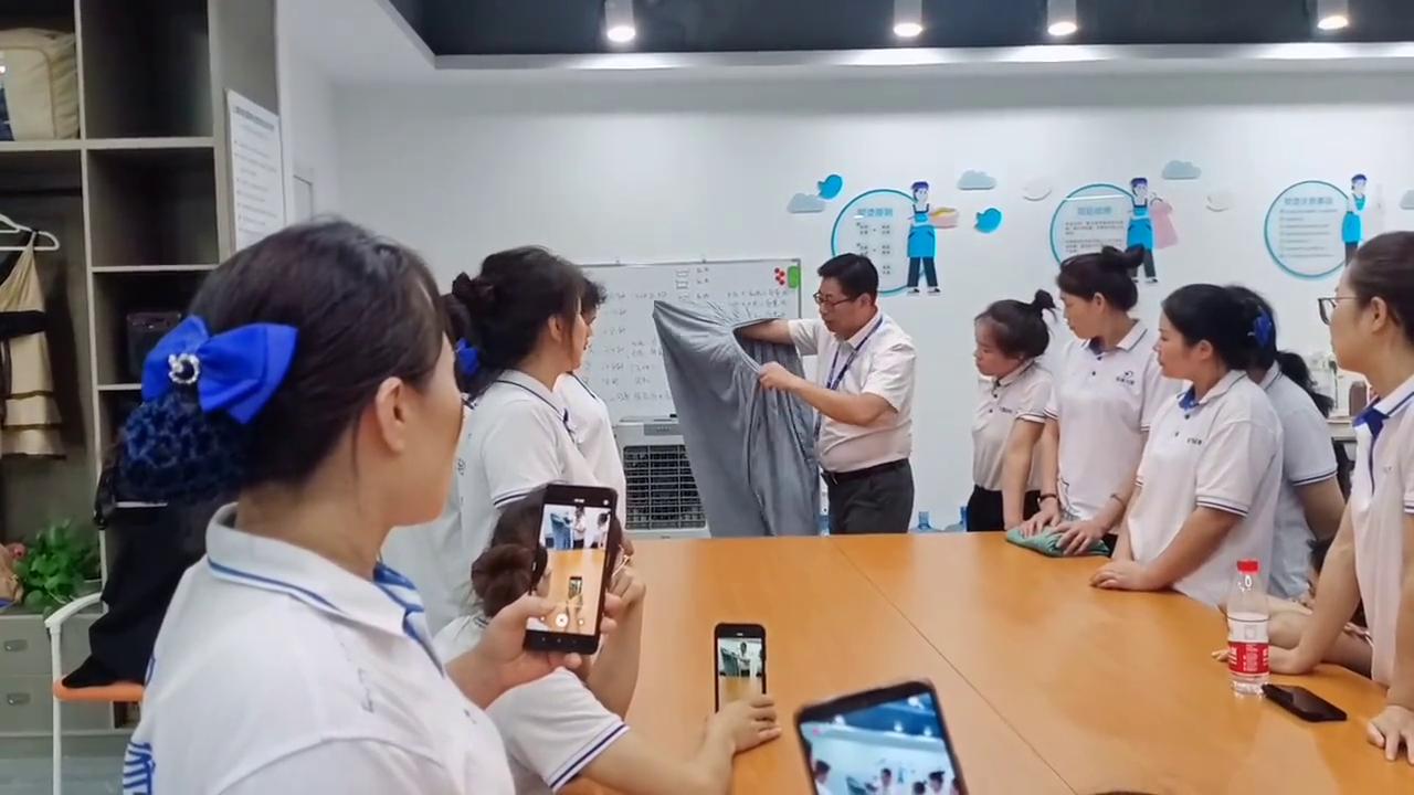 床罩怎么拆叠才整齐,家政床被怎么叠