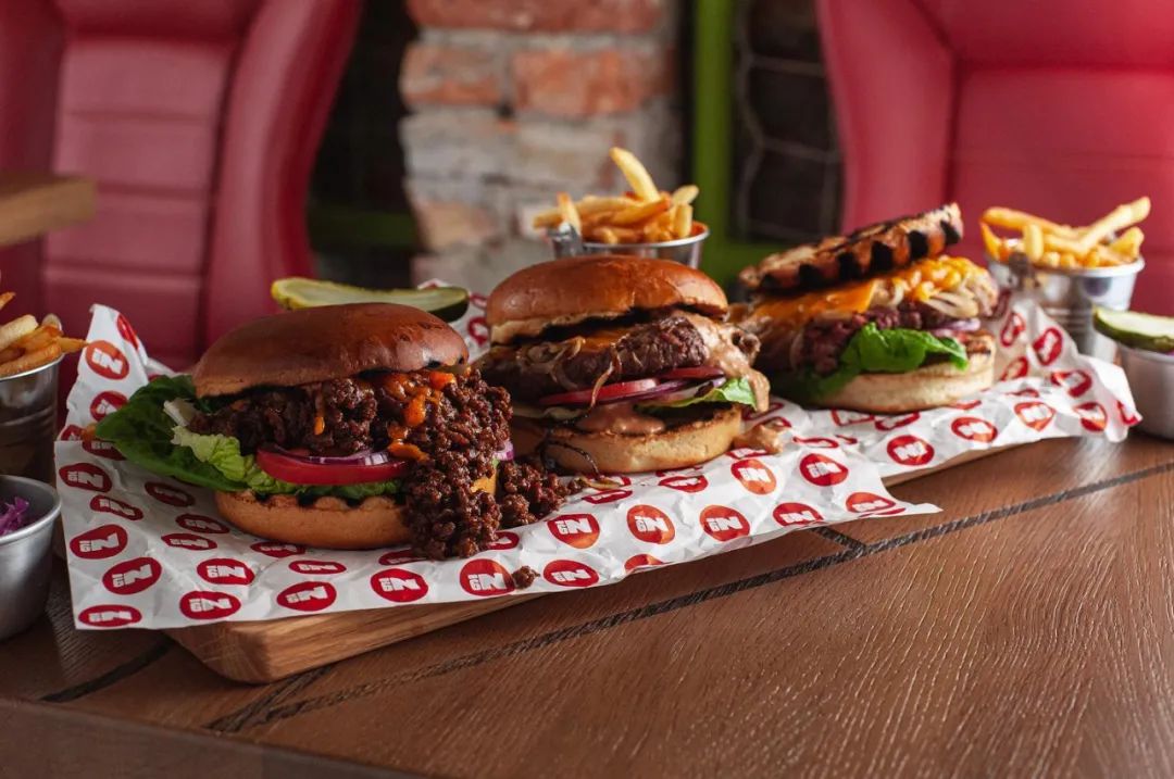 莱万多夫斯基属于巨星吗,莱万多夫斯基加盟巴萨吗