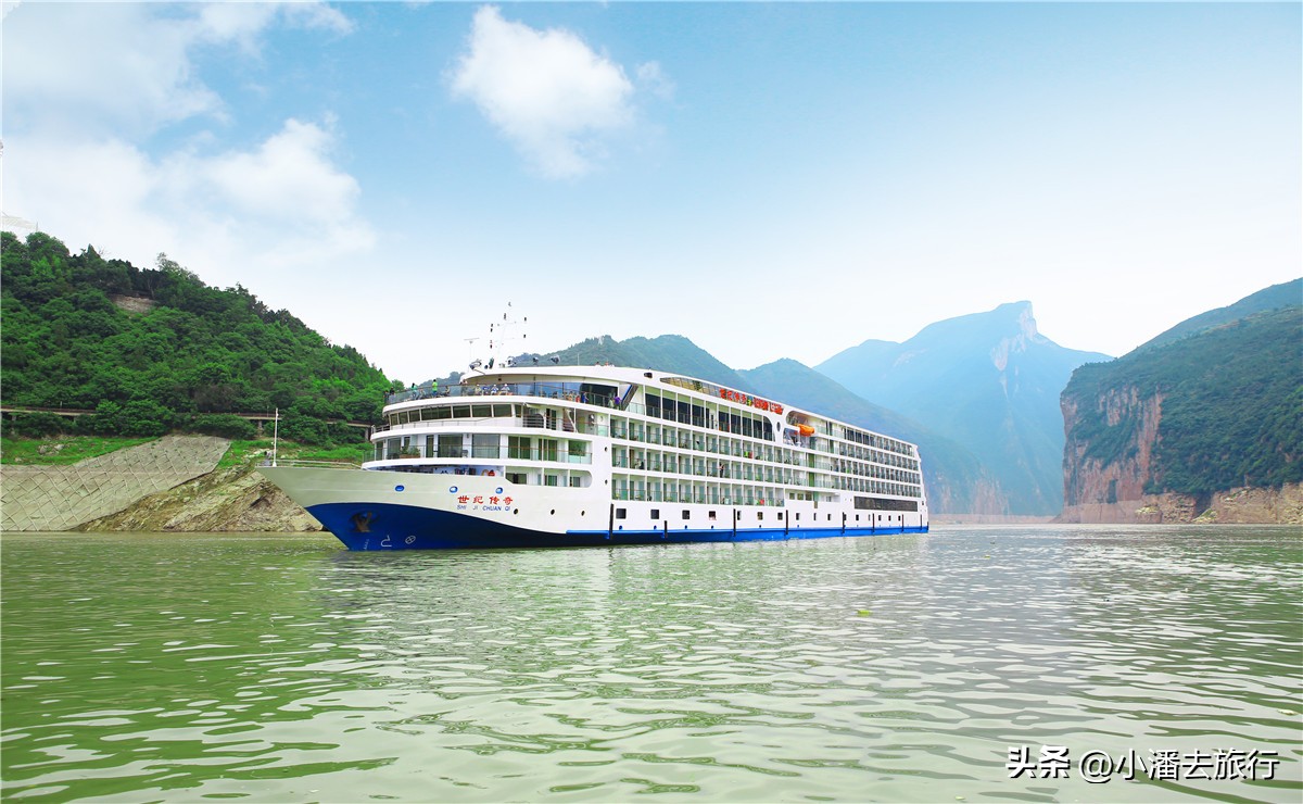 我和老伴一行2人从武汉出发，乘坐世纪传奇号，花费近2.4万元