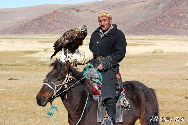 课本眯眯眼争议,小学课本眯眯眼的女孩