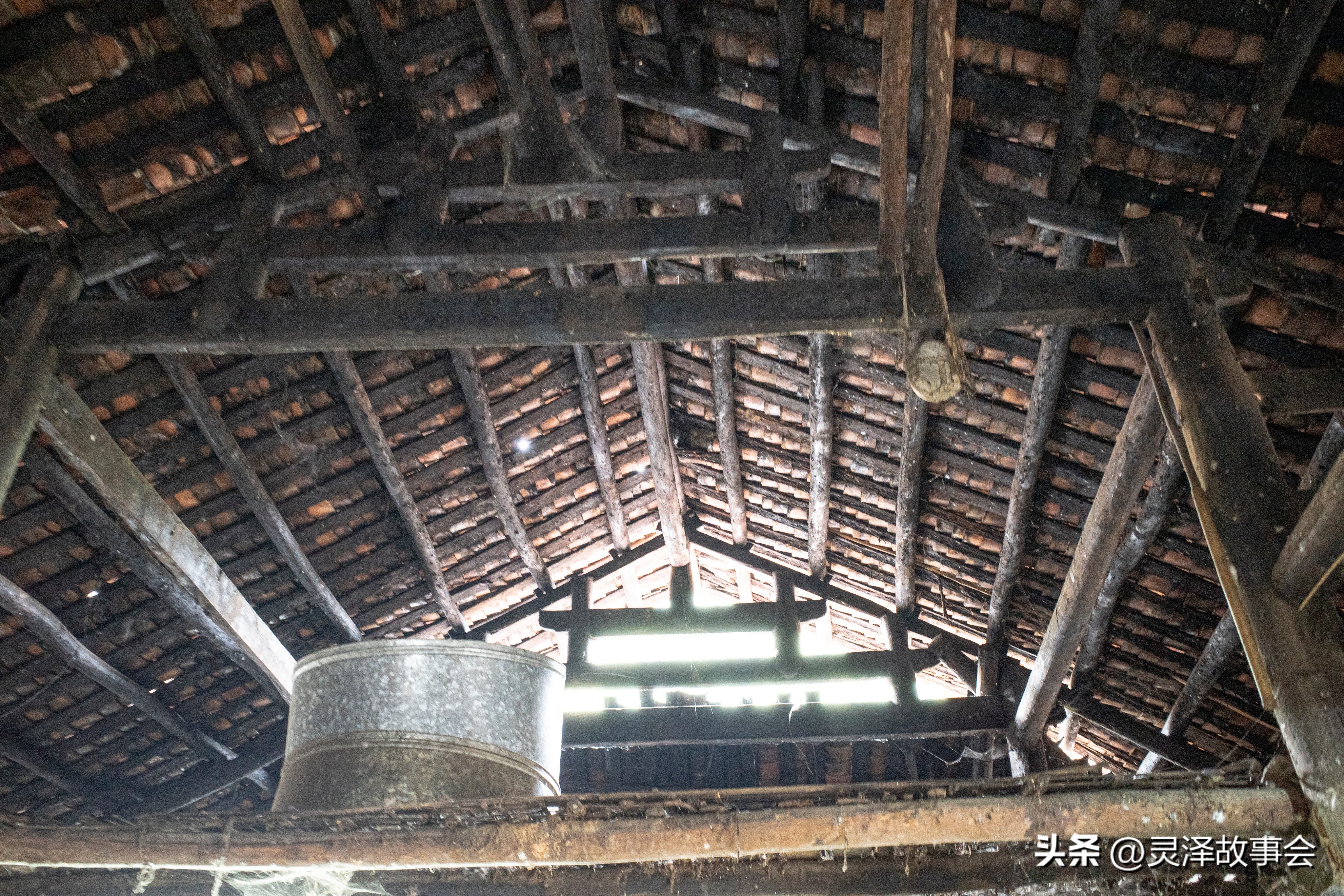 行走在即将消失的古村落,广西大山里的石头房子