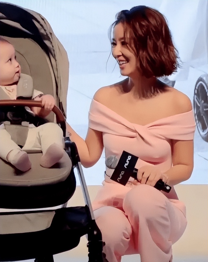 林心如陷入凸点疑云,下面几位女星更夸张,网友直呼扛不住。