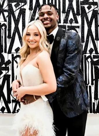 詹皇穿白西装,詹皇苦练身材大秀肌肉